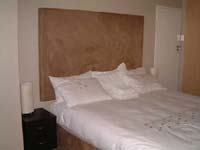 Double bed in guestroom 'Shiraz en-suite'